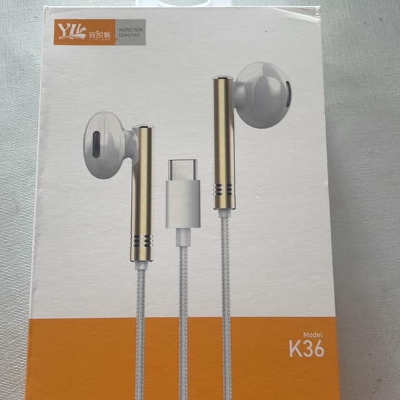 Brand new in box Type-C Earphones. - Picture 4 of 5